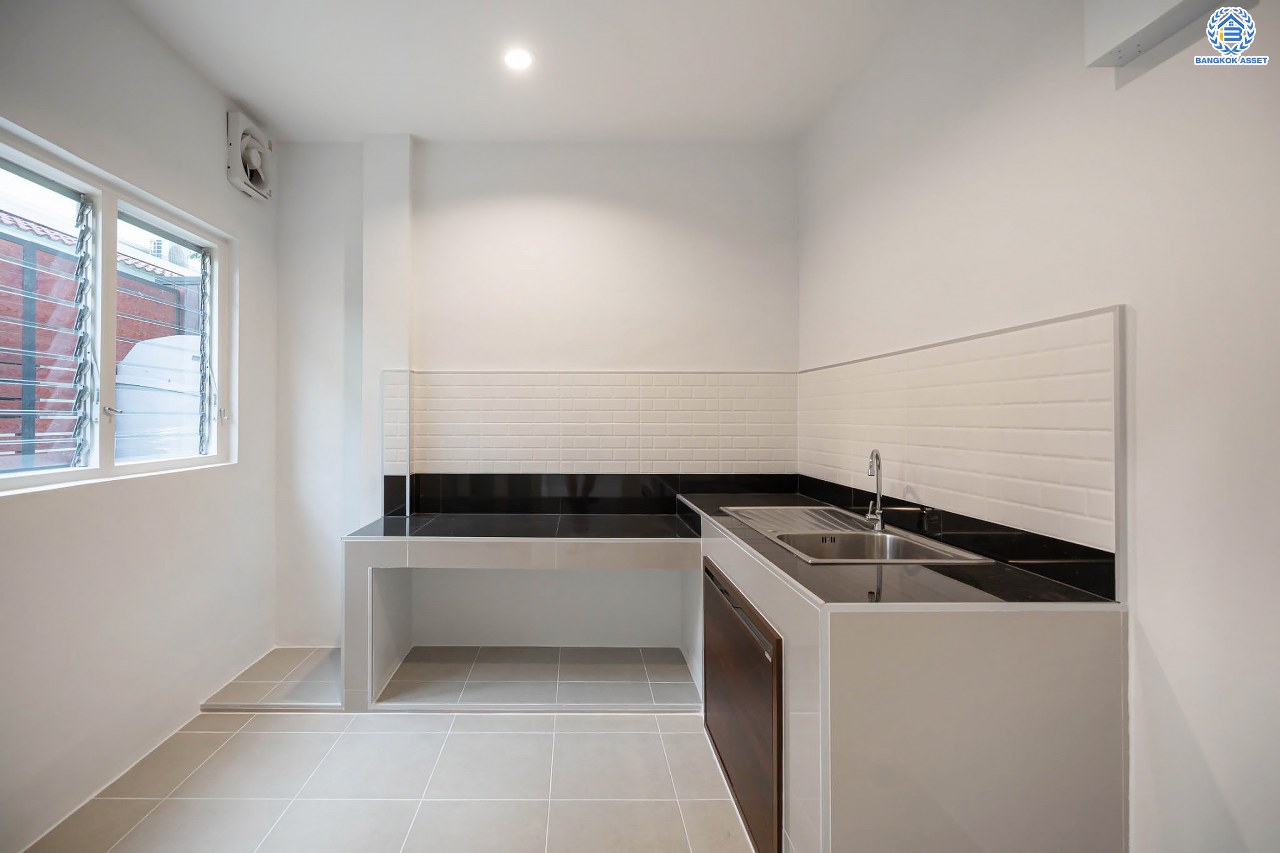 บ้านมือสองตกแต่งใหม่ แบรนด์ Q.House โครงการ คาซ่าแกรนด์ รัตนาธิเบศร์-ราชพฤกษ์ หลังมุม เนื้อที่ 87.5 ตร.ว. ฟังก์ชัน 3 ห้องนอน 4 ห้องน้ำ จอดรถได้ 2 คัน พร้อม Facilities ครบครัน บนทำเลเดินทางสะดวก ติดถนนราชพฤกษ์ ใกล้เซ็นทรัลเวสต์เกต และรถไฟฟ้าสายสีม่วง "สถานีบางรักใหญ่"